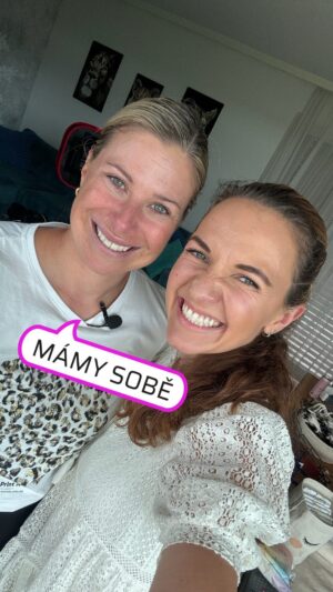 Andrea Sestini Hlaváčková Instagram - Na @andreasestinihlavackova si ceníme, že nemá potřebu nic přikrášlovat a nebojí se o věcech mluvit tak jak jsou🙌 Tohle je přesně ten rozhovor, který potřebujete slyšet, ať už vás trápí v mateřství dětský vzdor, spánek, nebo třeba nezájem o školku, či sporty. Na svém instagramu už Andrejka zmiňovala, že cesta za druhým miminkem pro ní byla velmi trnitá. Vážíme si toho, že se rozhodla se svým bolavým příběhem (se šťastným koncem🌈) svěřit zrovna nám🙌 Připravte si kapesníky a pusťte si celý díl na našem YouTube kanálu, nebo na podcastových platformách. Jako bonus si za vaši přízeň partneři projektu MÁMY SOBĚ pro vás připravili speciální kód na 20% slevu - „MAMYSOBE20” - na lepsislozeni.cz platí na všechno mimo slev a na webu @utukutu platí na jejich bestsellery, které najdete v kategorii Mámy sobě ( najdete na webu www.utukutu.cz pod lupičkou) 🤩 Kód platí do 7.7💜 Děkujeme za něj! Dejte nám do komentáře vědět, jak se vám rozhovor s Andy líbil. My ho díky její upřímnosti považujeme za jeden s našich nejpovedenějších 🫶
…
#mamysobe #rozhovor #materstvi #detskyspanek #kojeni #obdobivzdoru #potrat #duhovemiminko #podcast #kod #sleva #lepsislozeni #utukutu