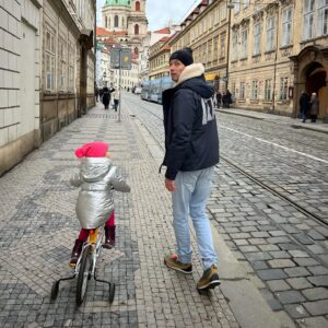 Andrea Sestini Hlaváčková Instagram - Troska VANOCNI REALITY na zaver roku 2023 😂
:

1. Ne kazda aktivita je vitana (skoro zadna krome TV a kamosek doma na hrani ) 

2. Kazdy vylet nekdo ztraci nervy (pokud ne manzel,tak ja)

3. Bez ketchupu ani ranu. (stedrovecerni menu se nam meni kazdy rok,ale ketchup zustava)

4. Pokud me nekdo videl vlacet zmetajici se dite Parizskou smerem k tomu STROMKU!!!, tak je vam jasne, ze nakupovat ve stylu Pretty Woman se neslo. (Po dosednuti zpet do auta jsem vlastne nechapala smysl naseho vyletu, ale prosadila jsem si to a citila jedno takove male bezvyznamne vitezstvi) 

#drztese #vanocesdetmi #zivotsdetmi #nenitoprdel #jednoditezadnedite😂 #budehur #milujutonadevse #lifewithmybibi