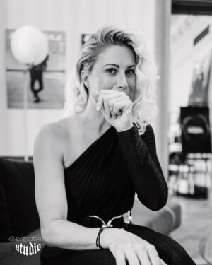 Andrea Sestini Hlaváčková Instagram - Poprve,mozna ne naposledy a stacilo 🥰 #sandydovaru 
Diky @kviff 
Diky @michaelakreuzigerova Diky @petrmatejcek 
Diky @esquireczech 
Diky @petrvagner 
Diky @filipvanek 
Diky @petramechurova_official Diky @eliskamatejkova 😘