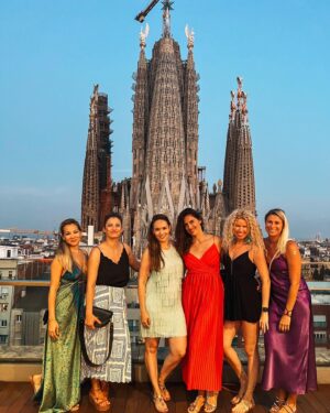 Andrea Sestini Hlaváčková Instagram - ᴍᴀʀᴛɪɴᴋᴀ ᴏᴜʀ ʙʀɪᴅᴇ ᴛᴏ ʙᴇ ᴀɴᴅ ʜᴇʀ ɢᴀɴɢ 💚🤍🩵🩷🖤💜
Tak jsme tu naší krásku oslavily a připravily na čtvrtek 👰🏻‍♀️
. . .
Stovky fotek, hodiny smíchu, pár slz dojetí, desítky drinků, hodně tapas. Nespočet zážitků 🥰
Martinko, děkujeme, že jsi nás dala dohromady a Barceloně bylo ctí 🫶🏼
. . .
#bridetobe #bachelloretteweekend #girlsgirlsgirls #chicas #friendship #amigas #bestmoments #sagradafamilia #barcelona #weekendvibes #memories #happytogether #byyourside