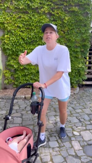 Andrea Sestini Hlaváčková Instagram - Zabavna SOBOTA v zabavnim parku 😂😂 aneb jak jsme s @janinkaam sbiraly #hlaskyrodicu #nasehlasky #detivsude #nebepekloraj
