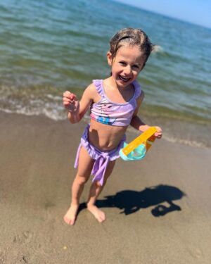 Andrea Sestini Hlaváčková Instagram - BIBI 🥰 
#nowordsneeded #lifewithmybibi #bigsister #wildchild #loveofmylife #girlsday #beachtim #newplavky #elsa