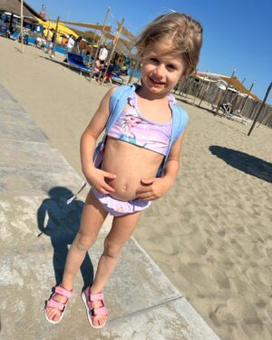 Andrea Sestini Hlaváčková Instagram - BIBI 🥰 
#nowordsneeded #lifewithmybibi #bigsister #wildchild #loveofmylife #girlsday #beachtim #newplavky #elsa
