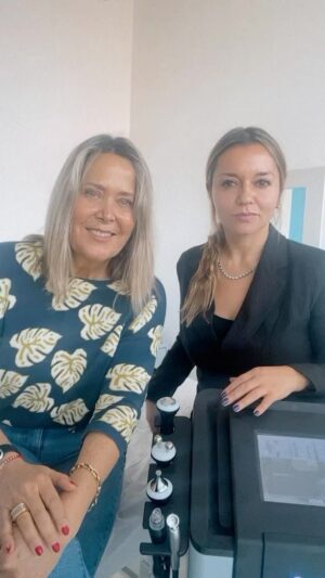 Andrea Tessa Instagram - La semana pasada fui a hacerme un regalo a @clinicalaparva que consistió en una hidratación completa. @bellezaintegraldenise me explicó cómo  es este tratamiento, junto a esa nueva máquina de última generación. Los invito a hacerse una evaluación con ella. 👌🏽