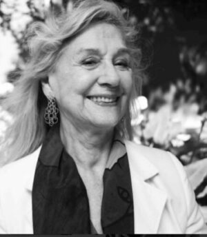 Andrea Tessa Instagram - Así quiero recordarte siempre, Grimanesa querida. Tuve el honor de ser tu alumna y de haber experimentado la tremenda energía que salía de tu voz, de tus gestos. Se te extrañará muchísimo. Grande maestra 🙌🏽♥️, descansa en paz.