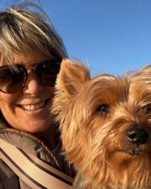 Andrea Tessa Instagram - No conozco la vida sin un perro en mi casa. Desde muy chica, los perros fueron parte de la familia, nunca un juguete, nunca un guardián del patio.  Los animales enseñan, educan, acompañan, sensibilizan. Una caminata por la orilla del mar, una tarde de lluvia, un paseo por un parque, un día de hacer literalmente nada, junto a un perro, es muchísimo mejor. Feliz día, @patantessa y a todos los perritos del mundo, todos los que te antecedieron y jugaron en el mismo jardín donde hoy corres y persigues inútilmente a los conejos 🥰