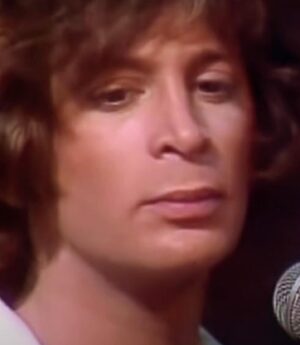 Andrea Tessa Instagram - Otra voz que se apaga, otro de mis referentes, de mis favoritos. El Gran @eric_carmen nos deja a los 74 años. Tantas canciones que hoy se escuchan en voces más jóvenes y que nadie sospecha fueron escritas por él. Que descanse en paz 😭😭😭