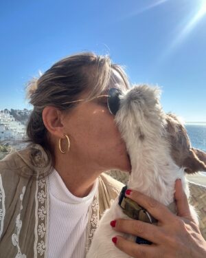 Andrea Tessa Instagram - Cuánto echo de menos a mi Patán. Éste perrito era su amigo y yo creo que se dio cuenta de cómo me hace falta mi cachorro amado. Los perros son perfectamente capaces de sentir la tristeza de un humano y este guatón es un exquisito y me regaloneó toda la tarde ♥️.