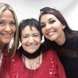 Andrea Tessa Instagram - Con mucha pena comunicamos el sensible fallecimiento de la gran maestra @cecilia_laincomparable a quien admiro desde siempre. Que su voz nunca se apague en nuestros corazones. Aquí estamos junto a @denissemalebran en una sesión de fotos que hicimos hace años. Descansa en paz, querida Cecilia.