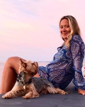 Andrea Tessa Instagram - No conozco la vida sin un perro en mi casa. Desde muy chica, los perros fueron parte de la familia, nunca un juguete, nunca un guardián del patio.  Los animales enseñan, educan, acompañan, sensibilizan. Una caminata por la orilla del mar, una tarde de lluvia, un paseo por un parque, un día de hacer literalmente nada, junto a un perro, es muchísimo mejor. Feliz día, @patantessa y a todos los perritos del mundo, todos los que te antecedieron y jugaron en el mismo jardín donde hoy corres y persigues inútilmente a los conejos 🥰