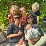 Andrea Kerestešová Instagram - Je jen pár přátelství…co přetrvají v čase. V dobrých i těch horších dnech. V slunečných paprscích i během bouřek, kdy nikdy není jasný…jestli nastane znovu to souznení. Leni já to počítala, je to 17-18let! Moje první kámoška v Čechách. A já Ti děkuju, že jsi 🫶 jako fakt. Mám Tě moc ráda, i celou Tvoji báječnou rodinu 🤍 #vyznani #pratelstvi #spolu #holky #rodina #deti