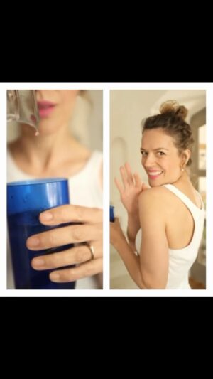 Andrea Kerestešová Instagram - @osloskinlab a ich kolagen The Solution je mojou pravidelnou dennou rutinou už pekne dlhú dobu. Moje starnutie nezastaví, ale pomáha mi udržovať moju pokožku pevnejšiu. Nielen v tvári, ale na celom tele. Doplňuje do môjho tela kolagén, ktorý naše telo od cca 25 roku postupne stráca. 
Za 3 mesiace budem mať 40rokov! 🙈😛 a som naozaj rada, že som bez akýchkoľvek zákrokov. Neodsudzujem ich, ale ja osobne by som to chcela ustáť a prijať svoje starnutie. S graciou. A tak som sa vydala cestou, ktorá postupne a pravidelne dodáva mojej pokožke to, čo potrebuje. 

A ako pristupujete k starnutiu vy?

#pokozka #kolagen #samasebou #beauty #thesolution #osloskinlab #telo #starnuti #kuze #krasa #selfcare #selflove