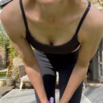 Andrea Kerestešová Instagram - Som sa Vami nechala zinfluencerovať. Začiatkom roku som sa Vás pýtala, aký by ste mi doporučili pohyb…keď sa mi nikam nechce, nemám rada skupiny, behať sa sama bojím a tak ďalej…poznáte to milión výhovoriek…a potom mi jedna z Vás napísala, že švihadlo. A tak som hľadala švihadlá a potom zase niekto napísal, že sú super chalani zo @svihej a mňa nadchli, kúpila som si švihadlo s korálkami 🤣. Samá chvála na tento projekt z každej strany a tak sa pridávám. A ďakujem, za to čo robia a že prebúdzajú k pohybu aj také bytosti ako som ja🤣 a že pomáhajú, kde je treba. Švihadlo je skvelé, vyjdem si len na terasu a dám si vždy pár sérii skokov, dokiaľ mi to močový mechúr dovolí 🤣. Treba treba posilovať. Ducha i telo! #sport #svihej #rano #vzdravomtelezdravyduch #pohyb #zdravie #skoky #motivace #inspirace #cviceni #samasebou