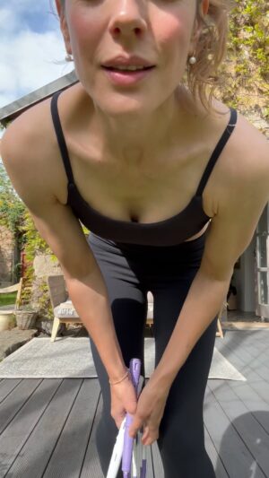 Andrea Kerestešová Instagram - Som sa Vami nechala zinfluencerovať. Začiatkom roku som sa Vás pýtala, aký by ste mi doporučili pohyb…keď sa mi nikam nechce, nemám rada skupiny, behať sa sama bojím a tak ďalej…poznáte to milión výhovoriek…a potom mi jedna z Vás napísala, že švihadlo. A tak som hľadala švihadlá a potom zase niekto napísal, že sú super chalani zo @svihej a mňa nadchli, kúpila som si švihadlo s korálkami 🤣. Samá chvála na tento projekt z každej strany a tak sa pridávám. A ďakujem, za to čo robia a že prebúdzajú k pohybu aj také bytosti ako som ja🤣 a že pomáhajú, kde je treba. 
Švihadlo je skvelé, vyjdem si len na terasu a dám si vždy pár sérii skokov, dokiaľ mi to močový mechúr dovolí 🤣. 
Treba treba posilovať. 
Ducha i telo! 

#sport #svihej #rano #vzdravomtelezdravyduch #pohyb #zdravie #skoky #motivace #inspirace #cviceni #samasebou
