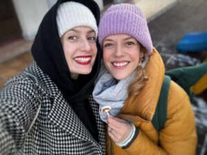 Andrea Kerestešová Instagram - Vše se kolem nás mění a čas taky utíká. Šííííleně! Ani nevím jak dlouho jsme se s @lenkazahradnicka neviděly, x měsíců, ale nic se mezi náma nezměnilo. Bohu dík. A tobě Leni, taky díky, že jseš 🫶, že si TO všechno můžeme pořád říct. 
Pořád 🤗 … i když ta rychlost je taková, že až teď doma na gauči, mi to všechno dochází…🤣
…a že naše děti, rádi se mají, to je bonusový dáreček k přátelství. 🥳 

#po100letech #spolu #pratelstvi