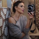 Andrea Kerestešová Instagram - Zase som si dopriala trochu samoty. Je pre mňa dôležitá. A učím sa, vnímať ju bez tých povestných “výčitok” , čo má skoro každá matka. Asi taký program v sebe máme, od našich mám a naše mamy od svojich mám, ktoré sa tzv. obetovali. Ale čo keď, naše deti a muži už nechcú obetu? Tu drsnú, kde sa celá odovzdáte až na dreň. Čo keď chcú LEN mamu a ženu, ktorá bude tou najlepšou, pretože je v pohode. Pretože vie, čo potrebuje a nebojí sa to povedať nahlas. A pretože má tak super muža a deti, čo to chápu (minimálne sa snažia) a povedia: “no jasně mami, vidíme se zítra. Pusu a běž…” …poodstúpiť, snívať, zadepkovať si, pozerať z okna, prechádzať sa, mlčať, rozmaznávať sa, niečo si pekného kúpiť, pokecat s kámoškou, popracovať, zamknúť sa, dať si jedlo v posteli…nechať doznieť myšlienku…čokoľvek. Je veľmi veľa mám…ktoré buď nemôžu, lebo im to nikto neumožní (preto to povedzte nahlas, niekoľkokrát a dostatočne jasne, nikto totiž nevidí do vašej hlavy) alebo mamy, ktoré to nedokážu, lebo majú ten blbý pocit…že je to zlyhanie…ALE…stáva sa, že je neskoro a padnú za rodinu, či utečú. Bezo slova. Lebo už nemôžu. A to potom bolí všetkých. Buďme k sebe tolerantný, my veľký to totož učíme malých. Nie tým, čo im hovoríme, ale tým, čo robíme. Doprajme si, keď je vhodná chvíľa to, čo potrebujete 🫶 #selfie #photooftheday #mother #woman #alone #selfcare