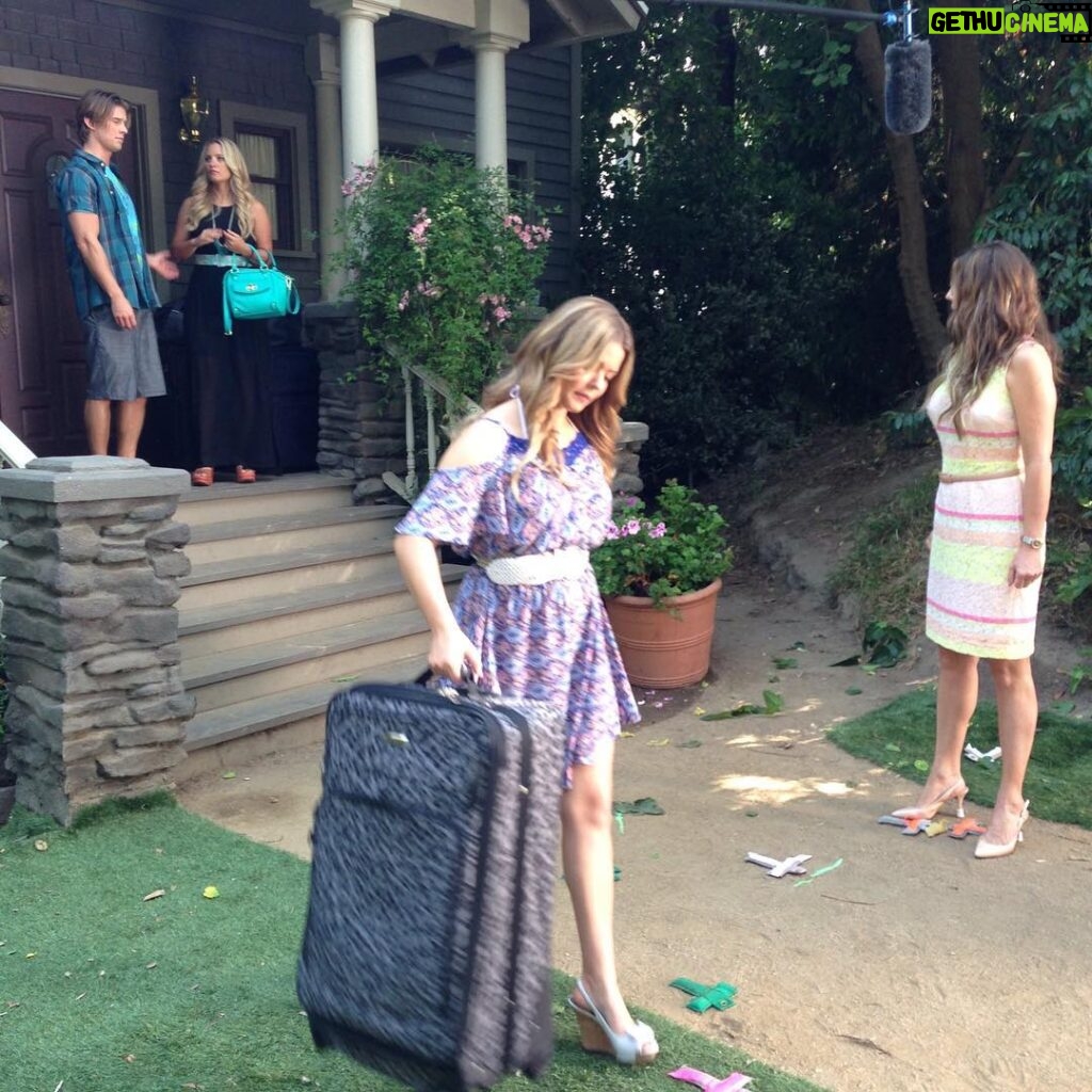 Andrea Parker Instagram - Whose kids are whose here ... #MrsD #MaryDrake #PLL #bts