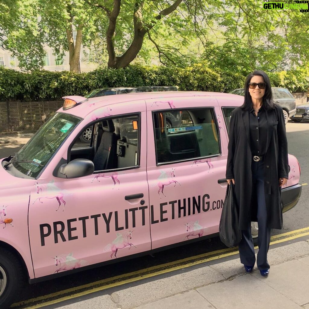 Andrea Parker Instagram - Look what was parked outside my hotel just now! #signsandwonders #PLL #prettylittlelondontaxi 🇬🇧❤️😍