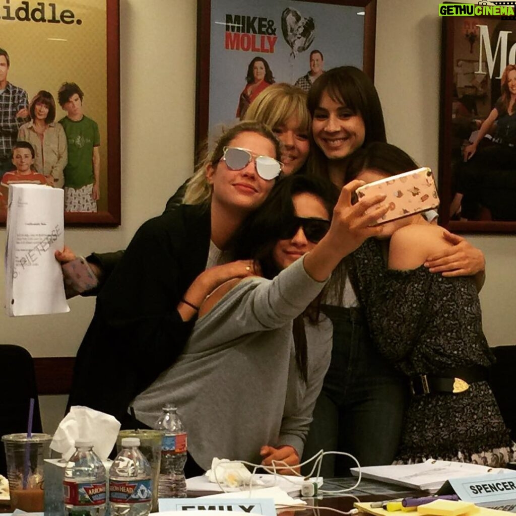 Andrea Parker Instagram - So much love. So many tears. #LastTableRead #PLL #NotTheLastSelfie