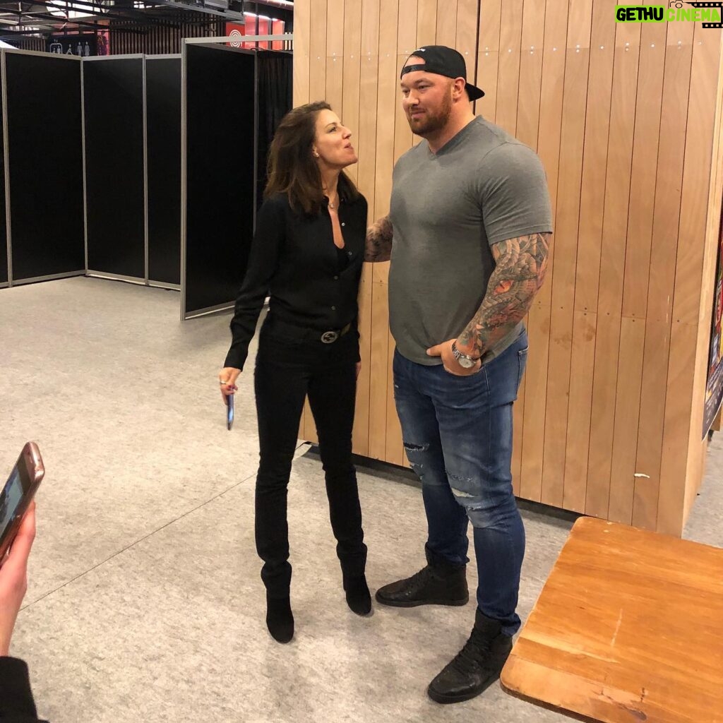 Andrea Parker Instagram - In honor of #tbt and the glorious death of #SerGregor in last week's #Cleganebowl, thought I would share the story of When Andy Met The Mountain!  This literal giant of a man, @ThorBjornsson - who couldn’t have been sweeter or more charming, is the #WorldsStrongestMan irl. I had the pleasure to sit next to him signing autographs during the #ParisManga convention last year and he was a delight.  I’m very tall (6’3” in the shoes I’m wearing here) and look at him tower over me - He explained that to maintain his size and strength he must eat every two hours!  He ate meal after meal, all day long, and when there was a break, he took a nap and his lovely and very petite wife curled up like a kitten on top of him. You can learn more about this amazing man here https://youtu.be/eqpsx9T4MhA  #TheMountain #ThorBjornsson #GOT #paris #bts #actorslife #gameofthrones