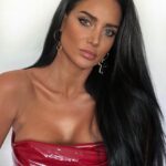 Andrea Pomeje Instagram - BÝT SÁM SEBOU BEZ STRACHU? 🫵🏼 ... vubec když se nad tím zamýšlím, je v téhle době hrozně těžké být SÁM SEBOU a uhájit si vlastní identitu před naším okolím! 🙆🏻‍♀️ Odhodit masky, které jsou nasazený ve vrstvách našich programů a vzorců. 🎭 Je to proces.. cesta... která není vůbec easy! Vůbec se dopídit, v tomto dnešním světě, kde se každý snaží nějakým tlakem z vás vytvořit někoho jiného k tomu, že zkrátka budete v každé chvili vaseho zivota, za každých okolností, absolutně autentičtí, je zkrátka extrémně těžký! I přes to, že žijeme teď v době, kdy se některé tabu lámou, pořád je kolem nás spousty lidí, kteří nesnesou ODLIŠNOSTI! ⚠️ Nesnesou výjimky z jejich standardních představ, jak má například vypadat pohledný člověk, chytrý člověk, co má mít takový člověk za vzdělání, aby byl brán jako inteligentní, co je to dobrá minulost nebo ta špatná stejně tak vychování a slušnost - tyto lidé mají nějaké své představy, které jsou ohraničeny mantinely a přes ty se nehodlají a vlastně ani neumí přenést. 🚷 A právě tahle toxická skupina lidí vás dokáže svými názory srazit na kolena, když to nečekáte! NEJVIC TO DELAJI LIDE, KTERI PRAVE NEDOKAZOU BYT SAMI SEBOU VŮBEC!!! Oni s tím mají největší problém a proto se snaží místo sebe řešit ty ostatní! ‼️ Moc se mi líbilo přirovnání Bary Englišové ohledně hudby: “Když slyšíte někde hrát hudbu, která se vám nelíbí, buď jí vypnete, přeladíte, nebo to prostě vydržíte, ale nezlobíte se na své uši, že to slyší! Otazka je, proč to tedy děláme s těmito lidmi opačně?! A proč když se snaží takto neprospěšně atakovat naš zivot, tak my vlastně tu chybu většinou hledáme u sebe. Oni napadají naší identitu a místo abychom viděli, že chyba je v tom co oni vysílají, tak jí hledáme na vlastním přijímači!" 📻 Pojďme se naučit nebrat si jejich omezenost jako něco co se nás týka, otočte se k těmto lidem zády, protože zcela upřímně i kdyby jste dělali vše tak jak si oni přeji, po čase si zase najdou něco co jim na vás vadí, nebudou vás mít radši a nebudou si vás víc vážit! NIKDY se nezavděčíte člověku, který nedokáže tu svou masku sundat! 🤡Nebojte se žít tak jak cítíte, protože čas který ztrácíte je to nejcennější co máte!⏳👉🏼⌛️