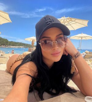 Andrea Pomeje Instagram - …BODRUM 🇹🇷 Intenzivních 7 dni v Turecku a to jsme mimo rezort byli jen jednou 😁 Je to neskutečný, že už vlastně ani nikam nemusíte a všechno je na jednom místě! Několik druhu restauraci, večerní program, zábava pro děti, krámky… oddělenou pláž 16  velmi cením… 😅 Nee, nebyla jsem tam! 🙃 
Nejlepší nápad byl půjčit si auto a vyjet se podívat mezi místní.. máme to rádi! 🙇🏻‍♀️ tak se pozná jací lidé v té zemi jsou… Bodrum je nádherný a od hotelu cca 20min. 🏰 Můžete si lodi i zajet na řecký Kos což je taky cca půl hodina! 🏝️ už mate naplánovanou dovolenou na léto? Kde to mate nejradši? ✈️

@ckbluestyle #cestujemesbluestylem