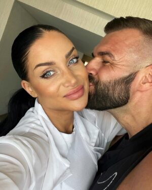 Andrea Pomeje Instagram - ~ 4dny v BANGKOKU 🇹🇭 Úplně jiný vesmír ✨ čas tu utíká rychle…  tolik vjemů, tolik nových emocí, vůní, barev, zvuků… bída a přepych jako siamská dvojčata 🫂 Lidi jsou tu různí, ale jedno mají společné 👉🏼 jde z nich zvláštní klid! 🧘🏻‍♀️ Z celé 8 milionové metropole cítím klid, přestože se muže zdát Bangkok na první pohled jedna velká divočina 💃🏻🌪️🛺! Turistické fluidum! Já tu cítím převahu lidské energie, která je mi blízká! 🤍 Přátelské ohleduplné duše s absencí materialismu, život berou jak je a nebojí se ho oslavovat!💫 

Bez Bangkoku by nebylo Thajsko - Thajskem!!! 🇹🇭🏢🌴🛺💃🏻 🎡 

ขอบคุณ
🙏🏻