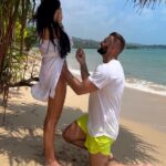 Andrea Pomeje Instagram - …💍🥹🤍 ~ 6.3.2023 ~ Celé čtyři dny přemýšlím co k tomuhle videu sem napsat, a vždycky to skončí tím, že bulim 🫣🥲 Já to vůbec nečekala, vůbec!!! Věděla jsem, ze spolu už zůstaneme a že někdy na svatbu čas přijde, ale že to Péťa takhle naplánoval mě fakt ani myšlenkou nenapadlo! 🤭 Od příjezdu na Samui mi každý den říkal, že si chce jet někam udělat společné fotky, já samozřejmě zpruzelá, a tak jsem to furt odkladala! 🙃 V pondělí byl jediný den, kdy jsme oba byli relativně v pohodě (tím myslím bez nějakých větších zranění a nevolností jak tomu bylo od začátku). Sedli jsme na motorku a jeli.. na blind.. hledat nějakou pláž, kde nikdo nebude! 🏝️ Najednou se nám vynořilo tohle místo… neskutečně nádherný! Nikde nikdo! ✨ Nafotili jsme několik fotek (které už jsem sem postupně nahazela) a pak mi Peta říká, ze chce ještě jednu na stojáka… a ja s milionem keců, že to je debilní pořad takhle stát vedle sebe, nakonec souhlasila.. on ale nastavil místo fotaku video a zbytek uz mám v mlze!! 😭🤍 Stali jsme tam asi 15min. 🫂 Vůbec bych neřekla, ze budu cítit tolik emocí! Ještě furt tu jsou! 💫 A taky bych vůbec neřekla, že by šel náš vztah ještě prohloubit, ale proste jo, je to jiný.. je to zase o něco intenzivnější.. ❤️‍🔥 Budeme úplná rodina. PS: “…jo a řekla jsem ANO!” 😁✨