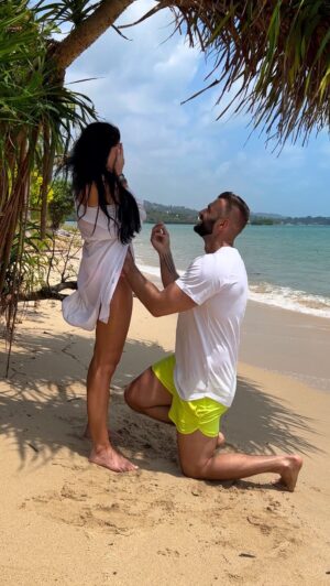 Andrea Pomeje Instagram - …💍🥹🤍 ~ 6.3.2023 ~ Celé čtyři dny přemýšlím co k tomuhle videu sem napsat, a vždycky to skončí tím, že bulim 🫣🥲 

Já to vůbec nečekala, vůbec!!! Věděla jsem, ze spolu už zůstaneme a že někdy na svatbu čas přijde, ale že to Péťa takhle naplánoval mě fakt ani myšlenkou nenapadlo! 🤭 

Od příjezdu na Samui mi každý den říkal, že si chce jet někam udělat společné fotky, já samozřejmě zpruzelá, a tak jsem to furt odkladala! 🙃 

V pondělí byl jediný den, kdy jsme oba byli relativně v pohodě (tím myslím bez nějakých větších zranění a nevolností jak tomu bylo od začátku). Sedli jsme na motorku a jeli.. na blind.. hledat nějakou pláž, kde nikdo nebude! 🏝️ Najednou se nám vynořilo tohle místo… neskutečně nádherný! Nikde nikdo! ✨ 

Nafotili jsme několik fotek (které už jsem sem postupně nahazela) a pak mi Peta říká, ze chce ještě jednu na stojáka… a ja s milionem keců, že to je debilní pořad takhle stát vedle sebe, nakonec souhlasila.. on ale nastavil místo fotaku video a zbytek uz mám v mlze!! 😭🤍 

Stali jsme tam asi 15min. 🫂 Vůbec bych neřekla, ze budu cítit tolik emocí! Ještě furt tu jsou! 💫 A taky bych vůbec neřekla, že by šel náš vztah ještě prohloubit, ale proste jo, je to jiný.. je to zase o něco intenzivnější.. ❤️‍🔥 

Budeme úplná rodina. 

PS: “…jo a řekla jsem ANO!” 😁✨