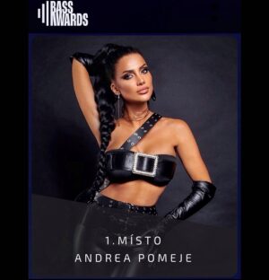 Andrea Pomeje Instagram - ...vyhlášení fanouškovské ankety BASS AWARDS 2024 proběhlo už před 14 dny a já jsem v tu dobu neměla sílu vám všem co mě máte rádi ani poděkovat.. 👇🏻

…předtím než to udělám chci s vámi sdílet pocit, který ve mě od nového roku převládá... 🧏🏻‍♀️ Nevím jestli je to mým procesem intenzivních terapií v kombinaci s ceremonií Kambo, nebo pochopitelného dozvuku globálního stresu společnosti, ale přijde mi, že se lidé čím dál tím víc nedokážou přetvařovat.. masky jsou sejmuty - opona spadla... 🎭 nebo mě praskly celoživotní růžové brýle - nevim - jak se znám, tak si je po této odžité etapě opět slepím a budu přes ně koukat dál, protože život s nimi je prostě příjemnější... ☀️ ..každopádně teď to vubec není easy - vidím spousty nepokory a sebestřednosti u tech, kterým jsem otevrela srdce! 💔 Přemýšlím co mi to má ukázat a jediné logické je už takové lidi v živote nemít! ⚠️ 

A pak, když jste nejvíc zklamaní a pochybujete o všem vám pipne zprava z radia - gratuluju k 1. mistu! 🥇🫣 

Nedokážu zavrit srdce! 🔓 Uz jenom kvuli vam.. hudba je u me nejvyssi frekvence propojení bez dotyku.. ✨

Dal budu ze sveho zivota davat pryc lidi, kteří se mnou nemají dobre umysly - o to víc místa zbyde pro vás co se byť na chvili na sebe naladime, když budu hrat! 🥰

DEKUJU!!!! 🤍