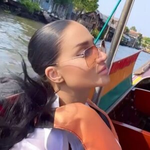 Andrea Pomeje Instagram - ~ 4dny v BANGKOKU 🇹🇭 Úplně jiný vesmír ✨ čas tu utíká rychle…  tolik vjemů, tolik nových emocí, vůní, barev, zvuků… bída a přepych jako siamská dvojčata 🫂 Lidi jsou tu různí, ale jedno mají společné 👉🏼 jde z nich zvláštní klid! 🧘🏻‍♀️ Z celé 8 milionové metropole cítím klid, přestože se muže zdát Bangkok na první pohled jedna velká divočina 💃🏻🌪️🛺! Turistické fluidum! Já tu cítím převahu lidské energie, která je mi blízká! 🤍 Přátelské ohleduplné duše s absencí materialismu, život berou jak je a nebojí se ho oslavovat!💫 

Bez Bangkoku by nebylo Thajsko - Thajskem!!! 🇹🇭🏢🌴🛺💃🏻 🎡 

ขอบคุณ
🙏🏻