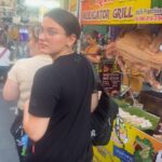 Andrea Pomeje Instagram - ~ 4dny v BANGKOKU 🇹🇭 Úplně jiný vesmír ✨ čas tu utíká rychle… tolik vjemů, tolik nových emocí, vůní, barev, zvuků… bída a přepych jako siamská dvojčata 🫂 Lidi jsou tu různí, ale jedno mají společné 👉🏼 jde z nich zvláštní klid! 🧘🏻‍♀️ Z celé 8 milionové metropole cítím klid, přestože se muže zdát Bangkok na první pohled jedna velká divočina 💃🏻🌪️🛺! Turistické fluidum! Já tu cítím převahu lidské energie, která je mi blízká! 🤍 Přátelské ohleduplné duše s absencí materialismu, život berou jak je a nebojí se ho oslavovat!💫 Bez Bangkoku by nebylo Thajsko - Thajskem!!! 🇹🇭🏢🌴🛺💃🏻 🎡 ขอบคุณ 🙏🏻