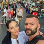 Andrea Pomeje Instagram - ~ 4dny v BANGKOKU 🇹🇭 Úplně jiný vesmír ✨ čas tu utíká rychle… tolik vjemů, tolik nových emocí, vůní, barev, zvuků… bída a přepych jako siamská dvojčata 🫂 Lidi jsou tu různí, ale jedno mají společné 👉🏼 jde z nich zvláštní klid! 🧘🏻‍♀️ Z celé 8 milionové metropole cítím klid, přestože se muže zdát Bangkok na první pohled jedna velká divočina 💃🏻🌪️🛺! Turistické fluidum! Já tu cítím převahu lidské energie, která je mi blízká! 🤍 Přátelské ohleduplné duše s absencí materialismu, život berou jak je a nebojí se ho oslavovat!💫 Bez Bangkoku by nebylo Thajsko - Thajskem!!! 🇹🇭🏢🌴🛺💃🏻 🎡 ขอบคุณ 🙏🏻