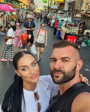 Andrea Pomeje Instagram - ~ 4dny v BANGKOKU 🇹🇭 Úplně jiný vesmír ✨ čas tu utíká rychle…  tolik vjemů, tolik nových emocí, vůní, barev, zvuků… bída a přepych jako siamská dvojčata 🫂 Lidi jsou tu různí, ale jedno mají společné 👉🏼 jde z nich zvláštní klid! 🧘🏻‍♀️ Z celé 8 milionové metropole cítím klid, přestože se muže zdát Bangkok na první pohled jedna velká divočina 💃🏻🌪️🛺! Turistické fluidum! Já tu cítím převahu lidské energie, která je mi blízká! 🤍 Přátelské ohleduplné duše s absencí materialismu, život berou jak je a nebojí se ho oslavovat!💫 

Bez Bangkoku by nebylo Thajsko - Thajskem!!! 🇹🇭🏢🌴🛺💃🏻 🎡 

ขอบคุณ
🙏🏻