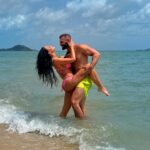Andrea Pomeje Instagram - …strašně mě pobavil jeden pán, který mi psal pod společnou fotku s Petou, ze to působí jako strojena momentka 😁 ANO, vystihl to!! 😀 ..je to sakra složitý se takhle vyfotit, ještě když mate celkem slabou trpělivost 🫣 postavíte stojanek, telefon nastavite na samospoušť (tudíž jeden stojí a čeká, druhy zmackne a běží), v hlavě počítáte do deseti a při tom se snažíte nějak tvářit! 😂 Místo jedné fotky se nám udělalo video a vlastně to je k tomu všemu co tu popisuju úplně výstižný! 🤪 Při poslední fotce stojanek smetla vlna a telefon se ztratil v moři! 🤭 Tudíž mohu potvrdit, ze IPhone 13Pro je vodeodolny! 👌🏽