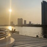 Andrea Pomeje Instagram - ~ 4dny v BANGKOKU 🇹🇭 Úplně jiný vesmír ✨ čas tu utíká rychle… tolik vjemů, tolik nových emocí, vůní, barev, zvuků… bída a přepych jako siamská dvojčata 🫂 Lidi jsou tu různí, ale jedno mají společné 👉🏼 jde z nich zvláštní klid! 🧘🏻‍♀️ Z celé 8 milionové metropole cítím klid, přestože se muže zdát Bangkok na první pohled jedna velká divočina 💃🏻🌪️🛺! Turistické fluidum! Já tu cítím převahu lidské energie, která je mi blízká! 🤍 Přátelské ohleduplné duše s absencí materialismu, život berou jak je a nebojí se ho oslavovat!💫 Bez Bangkoku by nebylo Thajsko - Thajskem!!! 🇹🇭🏢🌴🛺💃🏻 🎡 ขอบคุณ 🙏🏻