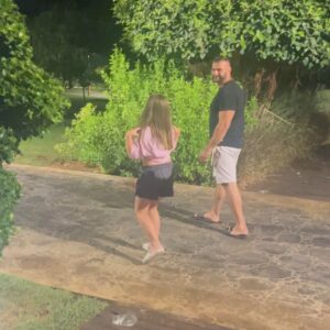 Andrea Pomeje Instagram - KYPR 🇨🇾 nebudu mluvit o zemi, protože trávíme veškerý čas v resortu, ale přesně tak jsme to chtěli! 🧘🏻‍♀️ Nebudu lhát, první dva dny jsme si říkali jestli to zvládneme jen odpočívat! 🫣 Jsme zvykli na takovou tu volnost a neustálou akci.. 🛵 ALE MÁ TO SAKRA NĚCO DO SEBE! 🙏🏼 Jsem rada, že jsem dala na doporučení @ckbluestyle, protože @concordeluxury je takový “SVĚT ve SVĚTĚ”… svět, kde je přehršle jídla, pití a pohody! ☀️ 

Neumím vypnout, odpočinek u me vždy doprovází myšlenka, že bych měla něco dělat a tady po čtyřech dnech vnímám to neustálé - “ mamiiiii, mamiiii, koukej, koooukeeej, strejdooo, mamiiii!” jako takový “óm” meditační tón! 🧘🏻‍♀️ … a NEBO TO JE VÍNEM! Nevím a je mi to jedno… 😄 

PS: Dneska tu těm Turkům trochu úkážu, jak diktujou zábavu český holky, tak držte palce! 😉 🎧

~ 
A veškeré info o resortu najdete na stránkách #bluestyle ✈️🌊