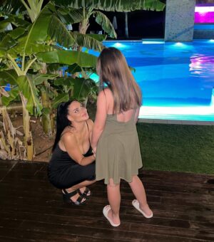 Andrea Pomeje Instagram - KYPR 🇨🇾 nebudu mluvit o zemi, protože trávíme veškerý čas v resortu, ale přesně tak jsme to chtěli! 🧘🏻‍♀️ Nebudu lhát, první dva dny jsme si říkali jestli to zvládneme jen odpočívat! 🫣 Jsme zvykli na takovou tu volnost a neustálou akci.. 🛵 ALE MÁ TO SAKRA NĚCO DO SEBE! 🙏🏼 Jsem rada, že jsem dala na doporučení @ckbluestyle, protože @concordeluxury je takový “SVĚT ve SVĚTĚ”… svět, kde je přehršle jídla, pití a pohody! ☀️ 

Neumím vypnout, odpočinek u me vždy doprovází myšlenka, že bych měla něco dělat a tady po čtyřech dnech vnímám to neustálé - “ mamiiiii, mamiiii, koukej, koooukeeej, strejdooo, mamiiii!” jako takový “óm” meditační tón! 🧘🏻‍♀️ … a NEBO TO JE VÍNEM! Nevím a je mi to jedno… 😄 

PS: Dneska tu těm Turkům trochu úkážu, jak diktujou zábavu český holky, tak držte palce! 😉 🎧

~ 
A veškeré info o resortu najdete na stránkách #bluestyle ✈️🌊