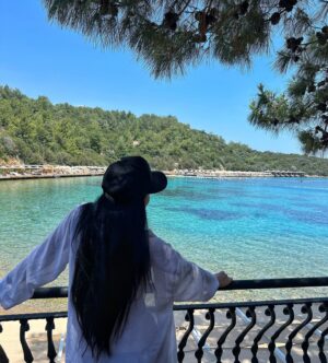 Andrea Pomeje Instagram - …BODRUM 🇹🇷 Intenzivních 7 dni v Turecku a to jsme mimo rezort byli jen jednou 😁 Je to neskutečný, že už vlastně ani nikam nemusíte a všechno je na jednom místě! Několik druhu restauraci, večerní program, zábava pro děti, krámky… oddělenou pláž 16  velmi cením… 😅 Nee, nebyla jsem tam! 🙃 
Nejlepší nápad byl půjčit si auto a vyjet se podívat mezi místní.. máme to rádi! 🙇🏻‍♀️ tak se pozná jací lidé v té zemi jsou… Bodrum je nádherný a od hotelu cca 20min. 🏰 Můžete si lodi i zajet na řecký Kos což je taky cca půl hodina! 🏝️ už mate naplánovanou dovolenou na léto? Kde to mate nejradši? ✈️

@ckbluestyle #cestujemesbluestylem
