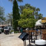 Andrea Pomeje Instagram - …BODRUM 🇹🇷 Intenzivních 7 dni v Turecku a to jsme mimo rezort byli jen jednou 😁 Je to neskutečný, že už vlastně ani nikam nemusíte a všechno je na jednom místě! Několik druhu restauraci, večerní program, zábava pro děti, krámky… oddělenou pláž 16 velmi cením… 😅 Nee, nebyla jsem tam! 🙃 Nejlepší nápad byl půjčit si auto a vyjet se podívat mezi místní.. máme to rádi! 🙇🏻‍♀️ tak se pozná jací lidé v té zemi jsou… Bodrum je nádherný a od hotelu cca 20min. 🏰 Můžete si lodi i zajet na řecký Kos což je taky cca půl hodina! 🏝️ už mate naplánovanou dovolenou na léto? Kde to mate nejradši? ✈️ @ckbluestyle #cestujemesbluestylem