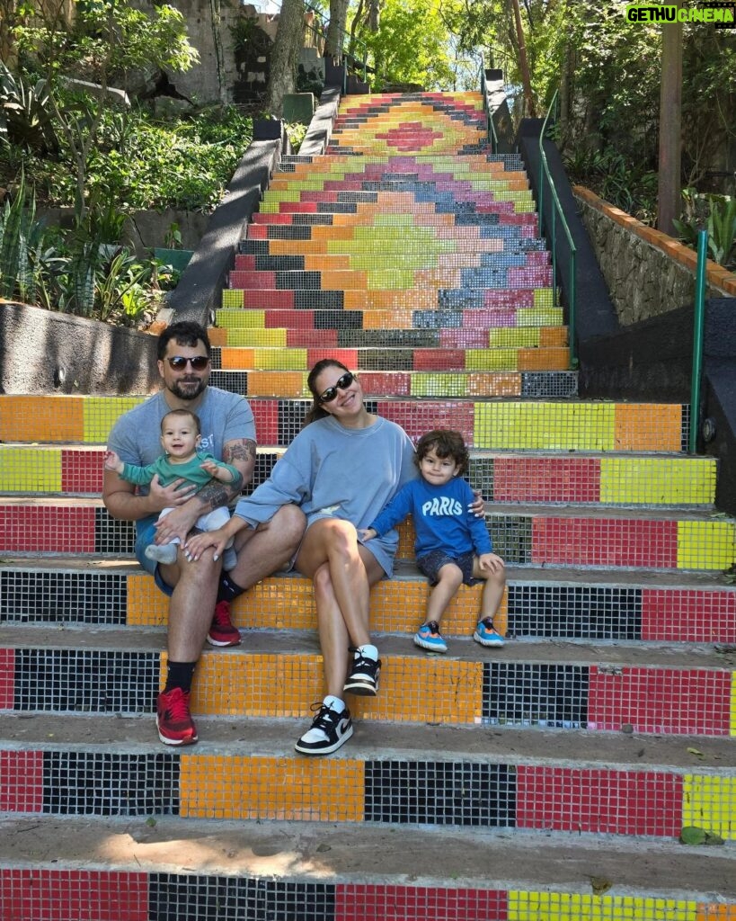 Andrea Quattrocchi Instagram - Dump de unos dias de escapada familiar🥰♥️ Amamos venir a Sanber fuera de temporada, la verdad que resulta muy comodo con los peques👌 pero para variar aprovechando que no hay gentio siempre hacemos la turisteada de todos los parques, ciudades vecinas, todas las perspectivas del lago, etc😅 y despues tenemos hermosos recuerdos como estos ♥️ Pd: En la última foto esta el verdadero imprescindible de los paseos con bebés 👀