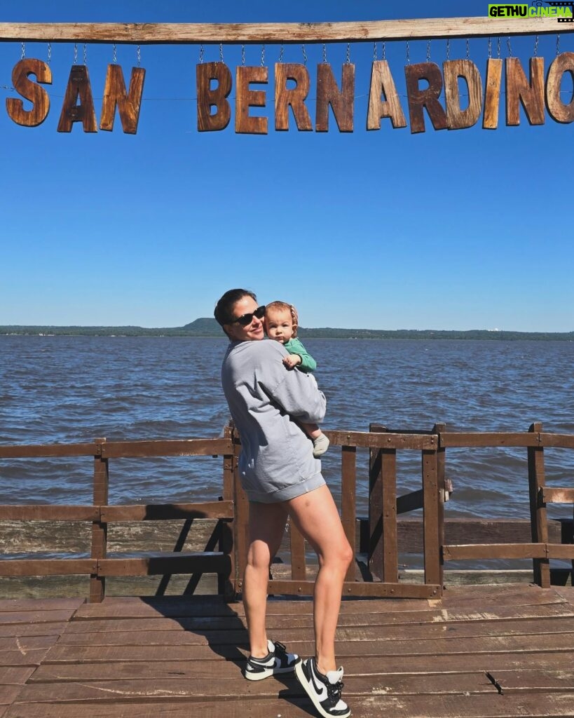 Andrea Quattrocchi Instagram - Dump de unos dias de escapada familiar🥰♥️ Amamos venir a Sanber fuera de temporada, la verdad que resulta muy comodo con los peques👌 pero para variar aprovechando que no hay gentio siempre hacemos la turisteada de todos los parques, ciudades vecinas, todas las perspectivas del lago, etc😅 y despues tenemos hermosos recuerdos como estos ♥️ Pd: En la última foto esta el verdadero imprescindible de los paseos con bebés 👀