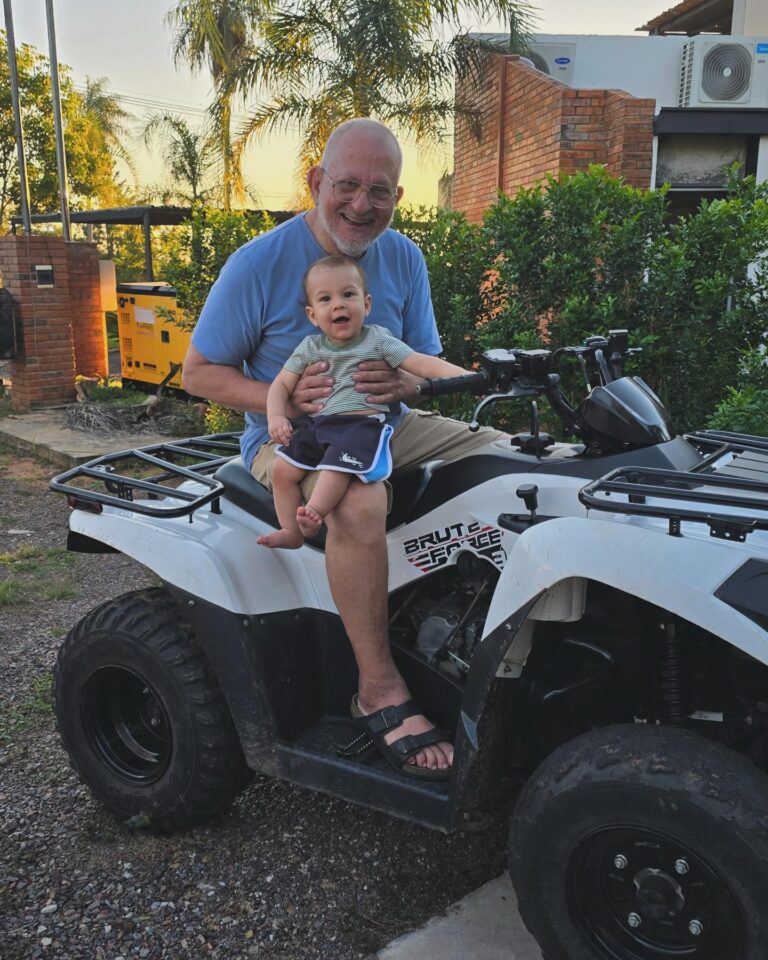 Andrea Quattrocchi Instagram - Dump de unos dias de escapada familiar🥰♥️ Amamos venir a Sanber fuera de temporada, la verdad que resulta muy comodo con los peques👌 pero para variar aprovechando que no hay gentio siempre hacemos la turisteada de todos los parques, ciudades vecinas, todas las perspectivas del lago, etc😅 y despues tenemos hermosos recuerdos como estos ♥️ Pd: En la última foto esta el verdadero imprescindible de los paseos con bebés 👀