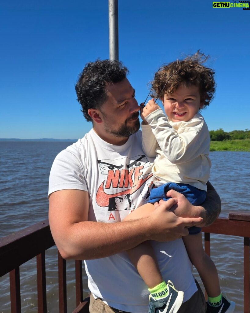 Andrea Quattrocchi Instagram - Dump de unos dias de escapada familiar🥰♥️ Amamos venir a Sanber fuera de temporada, la verdad que resulta muy comodo con los peques👌 pero para variar aprovechando que no hay gentio siempre hacemos la turisteada de todos los parques, ciudades vecinas, todas las perspectivas del lago, etc😅 y despues tenemos hermosos recuerdos como estos ♥️ Pd: En la última foto esta el verdadero imprescindible de los paseos con bebés 👀