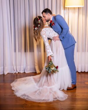 Andrea Quattrocchi Instagram - 9 años juntos y estoy emocionada por todo lo que nos espera aún🥹 Fotos de hace 5 años, uno de los mejores días de la vida ♥️ Te amo @dariolopez13