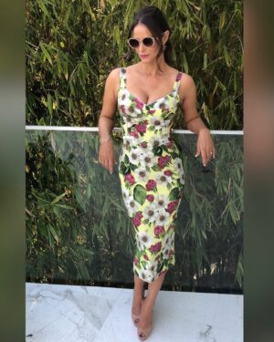 Andrea Savage Instagram - I want to feel like this every day!! Heading to the LOOK BOTH WAYS premiere streaming STARTING TODAY only on @netflix ! Thank you @taraswennen 💃 @dickycollins @kathyjeung for making me feel like a lady again. And 🙏🏼🙏🏼 @dolcegabbana for this dress!!! @louboutinworld 👠@forartssake 🕶 more tags on photo! #ladolcevita #lookbothwaysnetflix