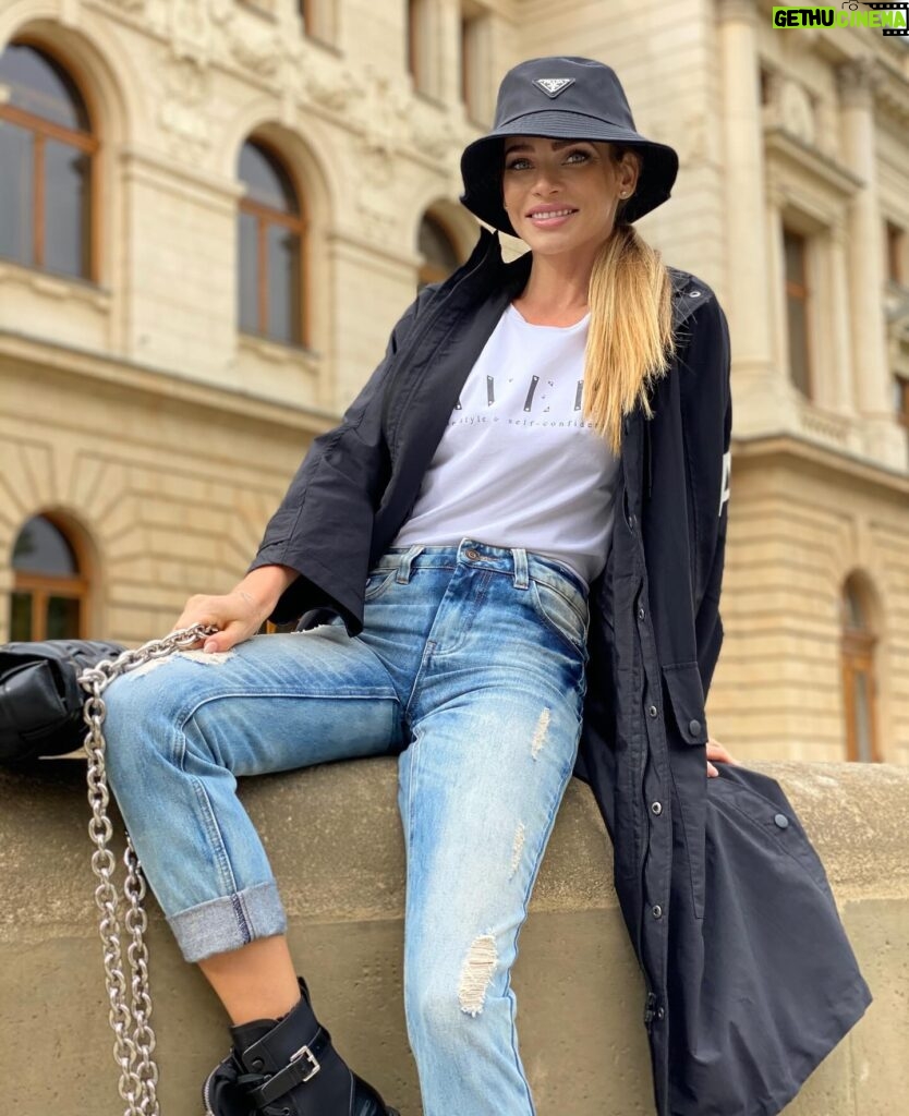 Andrea Verešová Instagram - Rainy days 🌦️ Moje obľúbené oblečenie na toto aprílove počasie , alebo “ keď nie som za princeznú “ ➰ Čo rady nosíte Vy vo voľnom čase?
