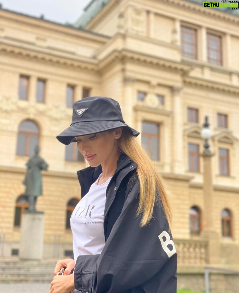 Andrea Verešová Instagram - Rainy days 🌦️ Moje obľúbené oblečenie na toto aprílove počasie , alebo “ keď nie som za princeznú “ ➰ Čo rady nosíte Vy vo voľnom čase?