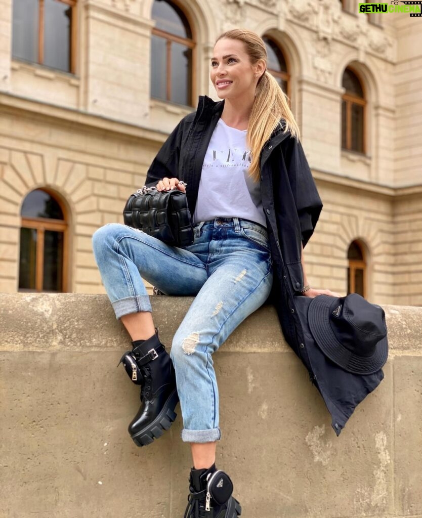 Andrea Verešová Instagram - Rainy days 🌦️ Moje obľúbené oblečenie na toto aprílove počasie , alebo “ keď nie som za princeznú “ ➰ Čo rady nosíte Vy vo voľnom čase?