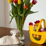 Andrea Verešová Instagram - Veselú Veľkú Noc! 🐣✨🧡 Happy Easter ! Na vašu žiadosť, pridávam recept na zdravého a chutného barančeka z tvarohu aj sem : Ingrediencie: 200 g mandľovej múky 40 g kokosu 40g premium kolagenu od naiada 60 g vanilkového proteínu 6 vajec 500 g tvarohu 20g masla 1 citrónová kôra Postup Pripravte sa, dnes to bude super jednoduché. Najskôr zmiešame suché ingrediencie, teda mandľovú múku, kokos a proteínový prášok a morský kolagen bez príchute od @naiadabeauty . Pridáme vajcia, tvaroh, citrónovú kôru a vymiešame cesto. Formu vymastíme ghíčkom a vysypeme kokosom. Pripravené cesto nalejeme do formy a priklopíme. Pečieme v rúre predhriatej na 150 °C asi 40 minút. #happieeaster #velkonocnybarancek #beranek #velikonoce